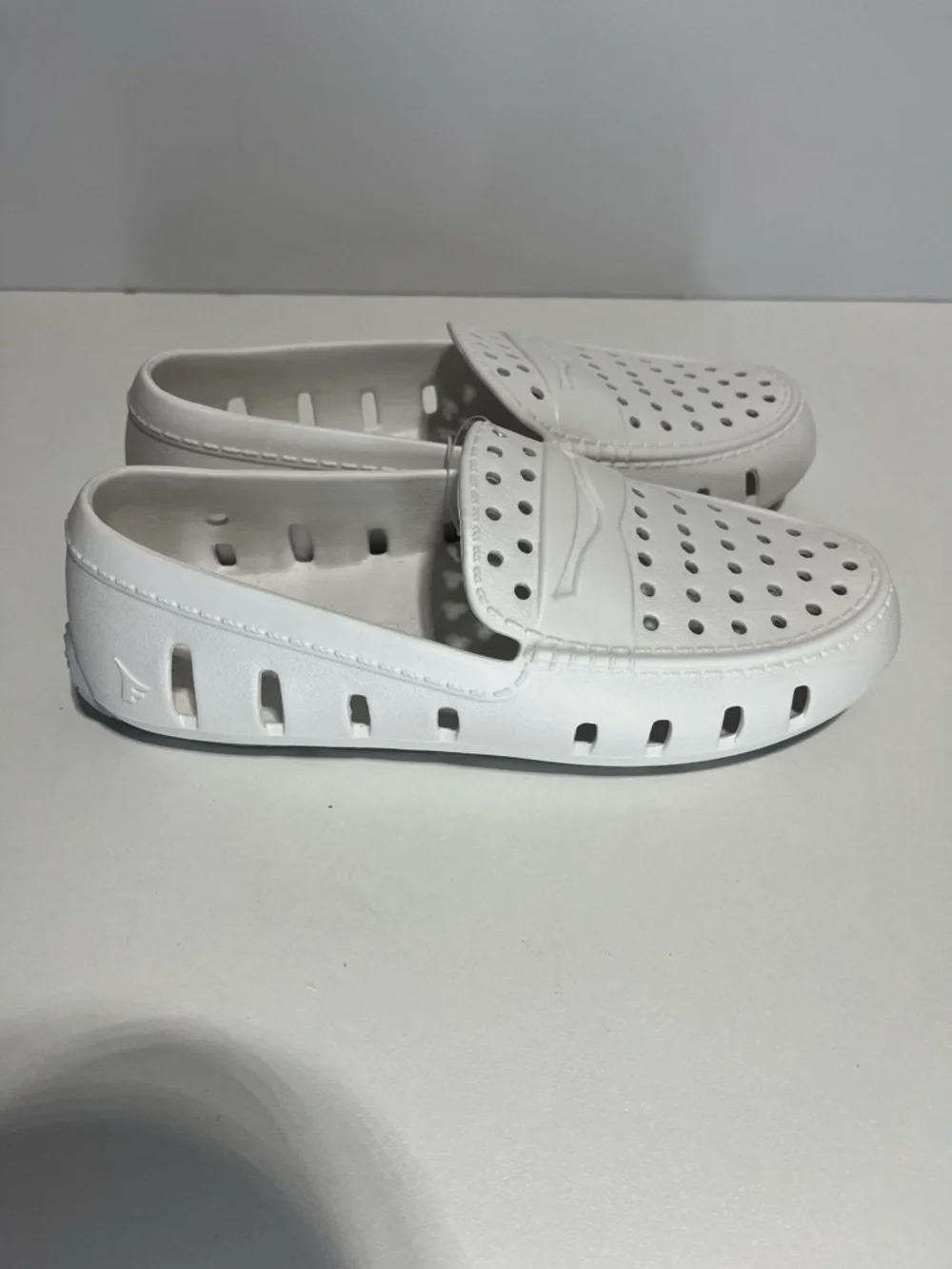 Floafers White and Gray Boat Shoes Boys Girls Size 4 Yacht Rock Water Shoe